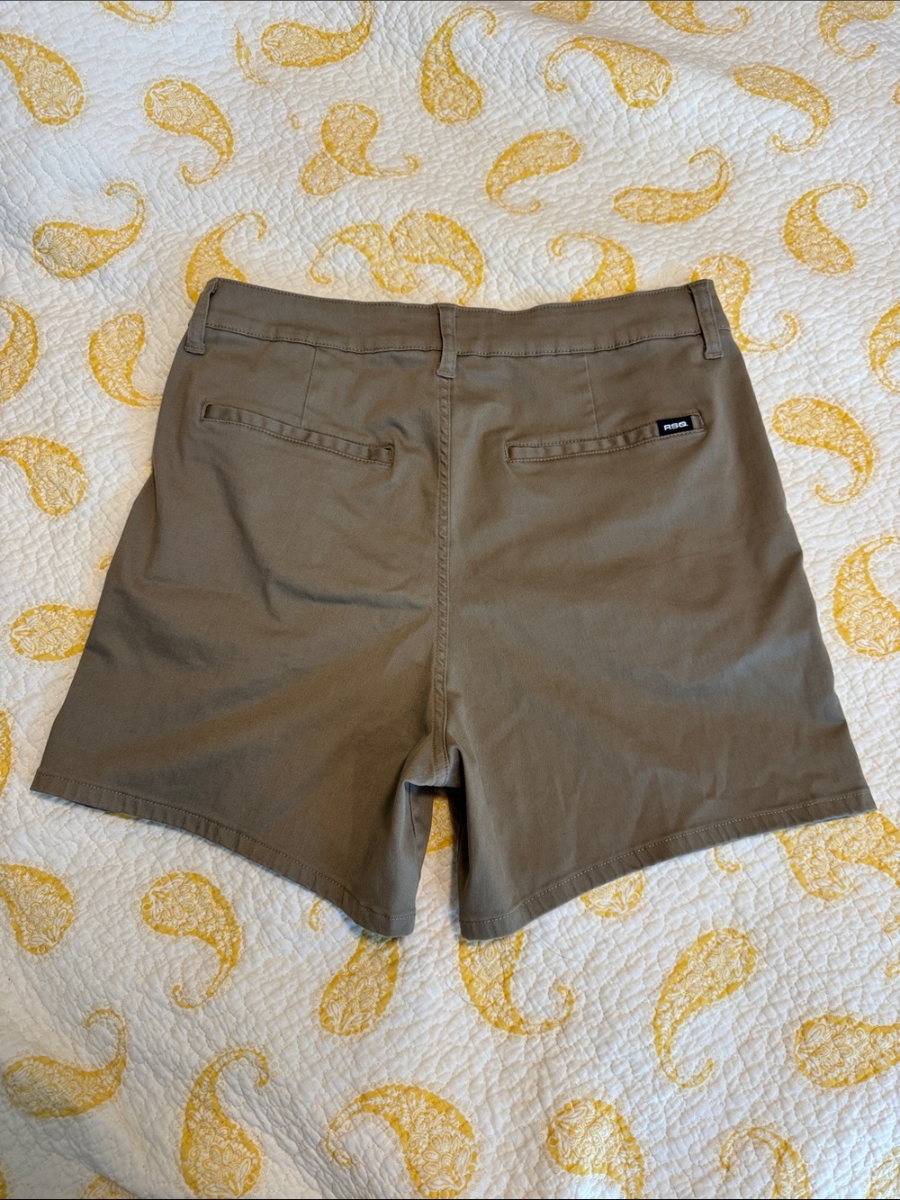 Men’s 5” tan shorts